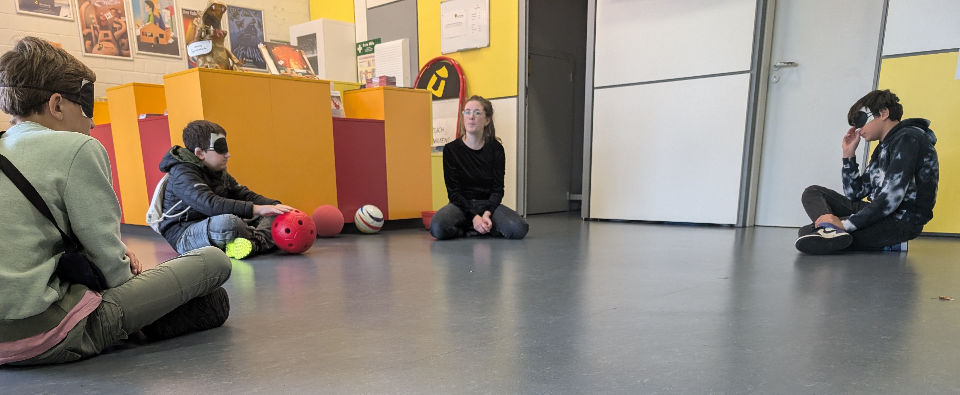 Frau%20Schreyer%20leitet%20Klingelballspiel%20an